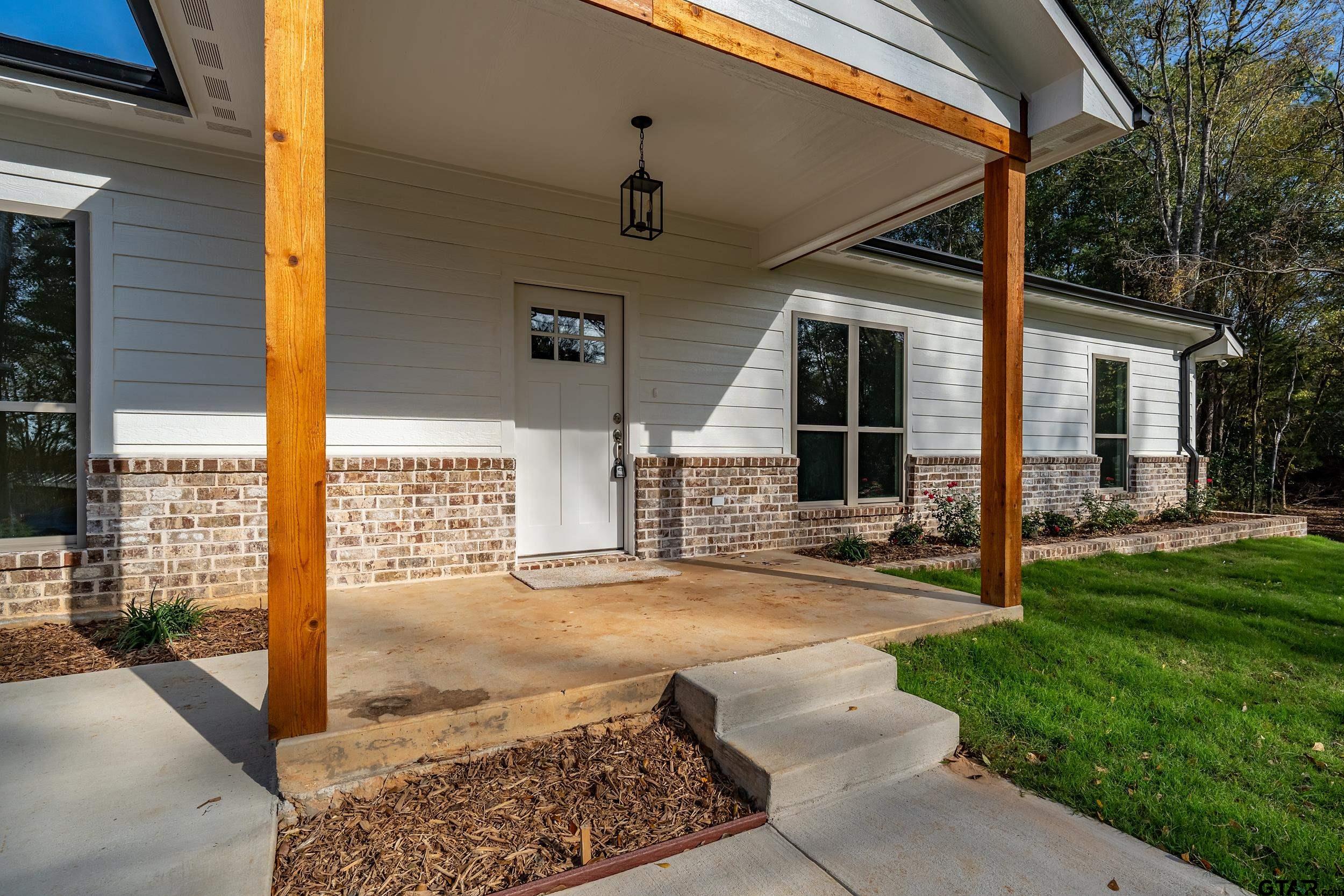 a view of a house with backyard