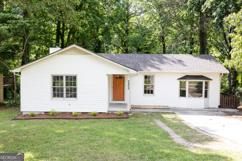 a view of a house with a yard