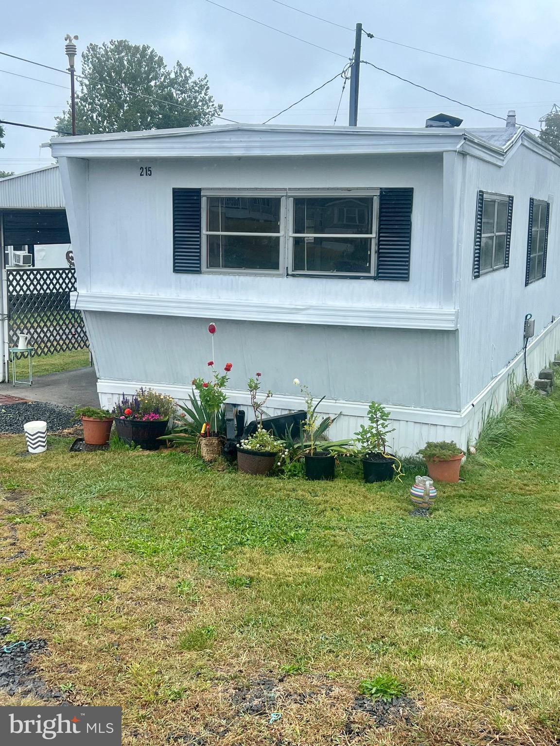 a view of a house with backyard