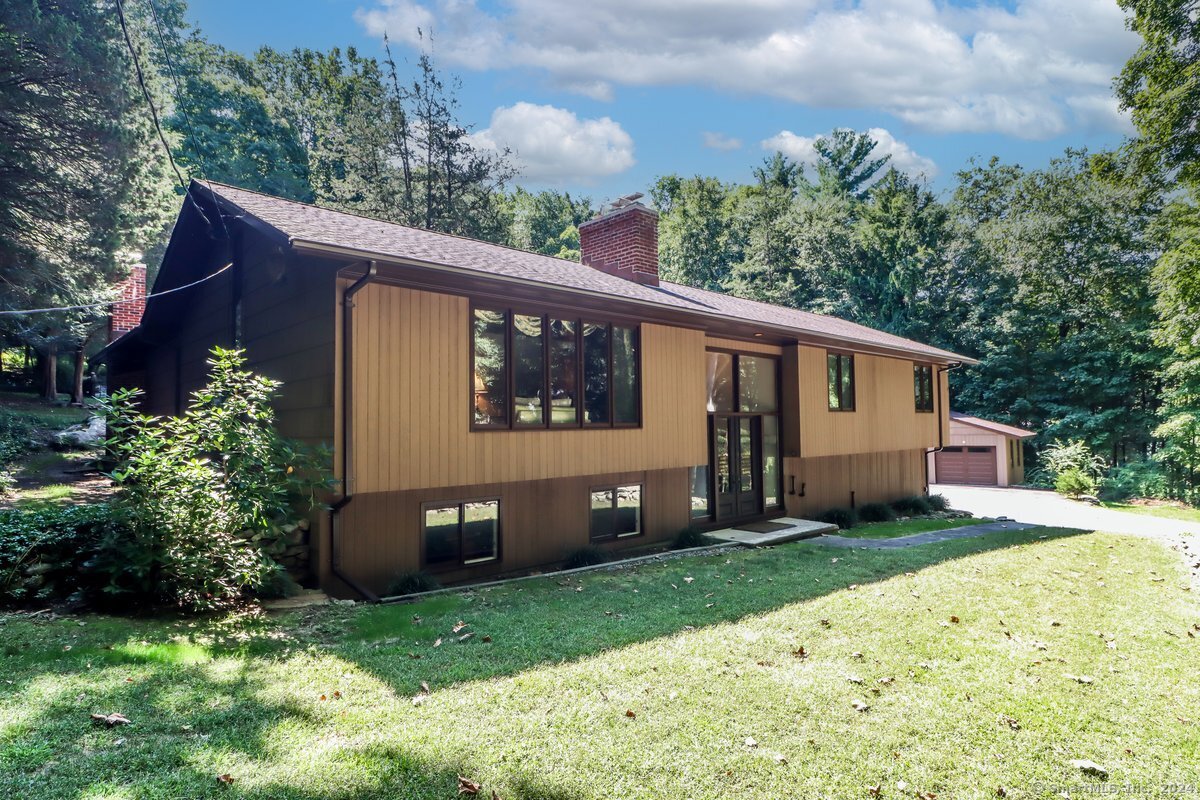 a view of a house with backyard and garden