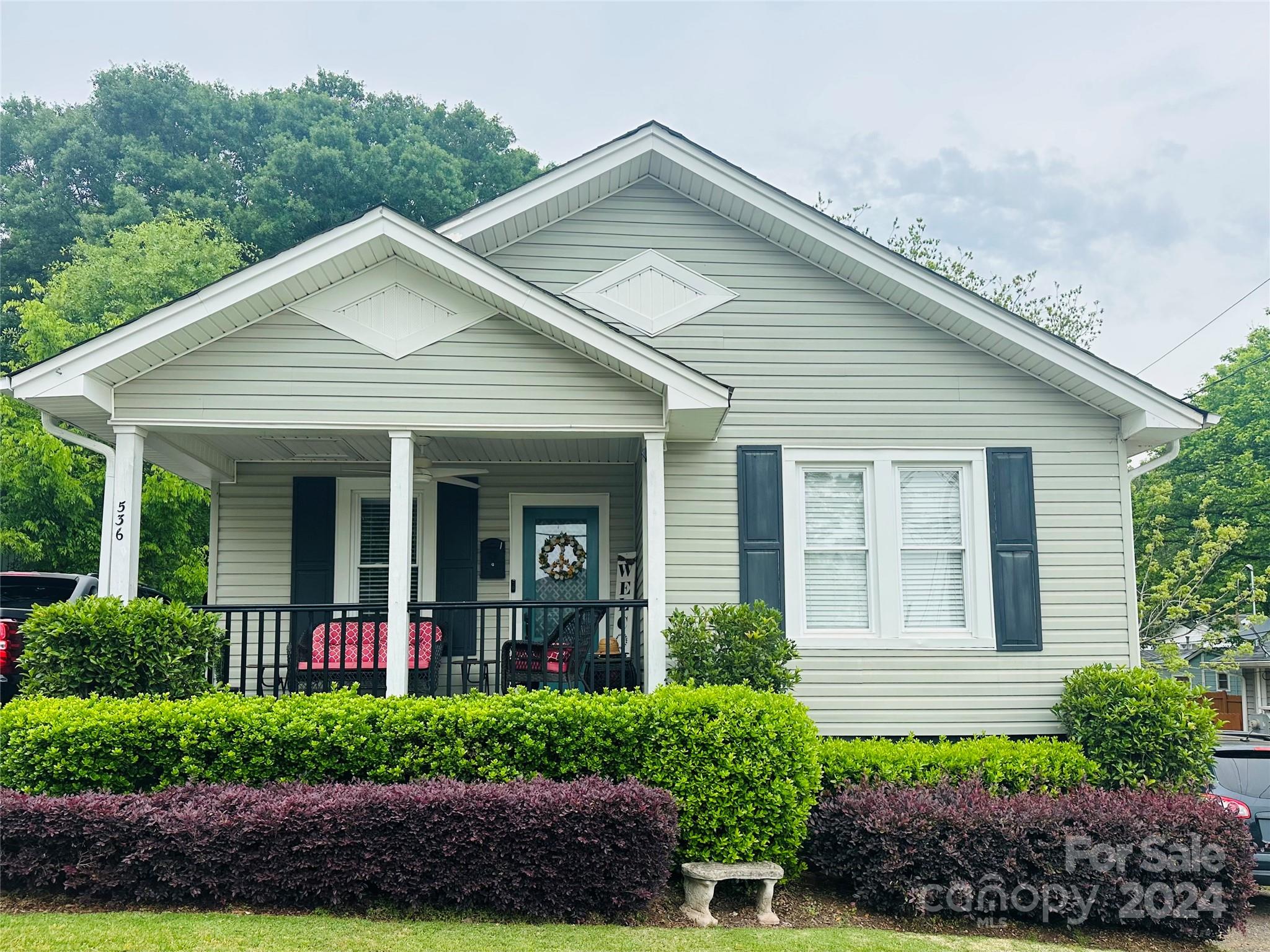 a view of front of house with a yard