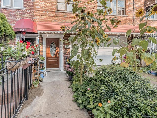 $899,000 | 622 Rosedale Avenue | Soundview