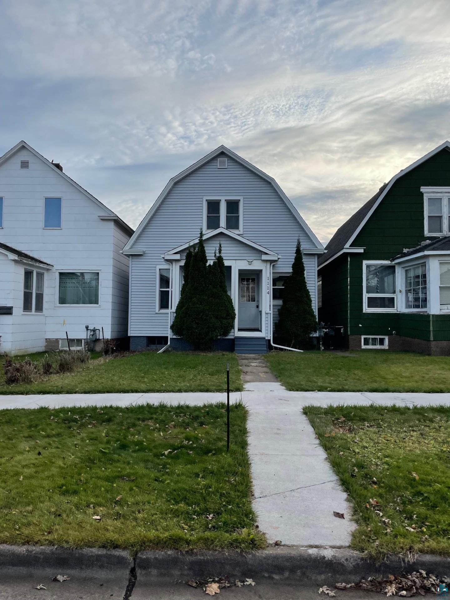 View of front facade featuring a front lawn