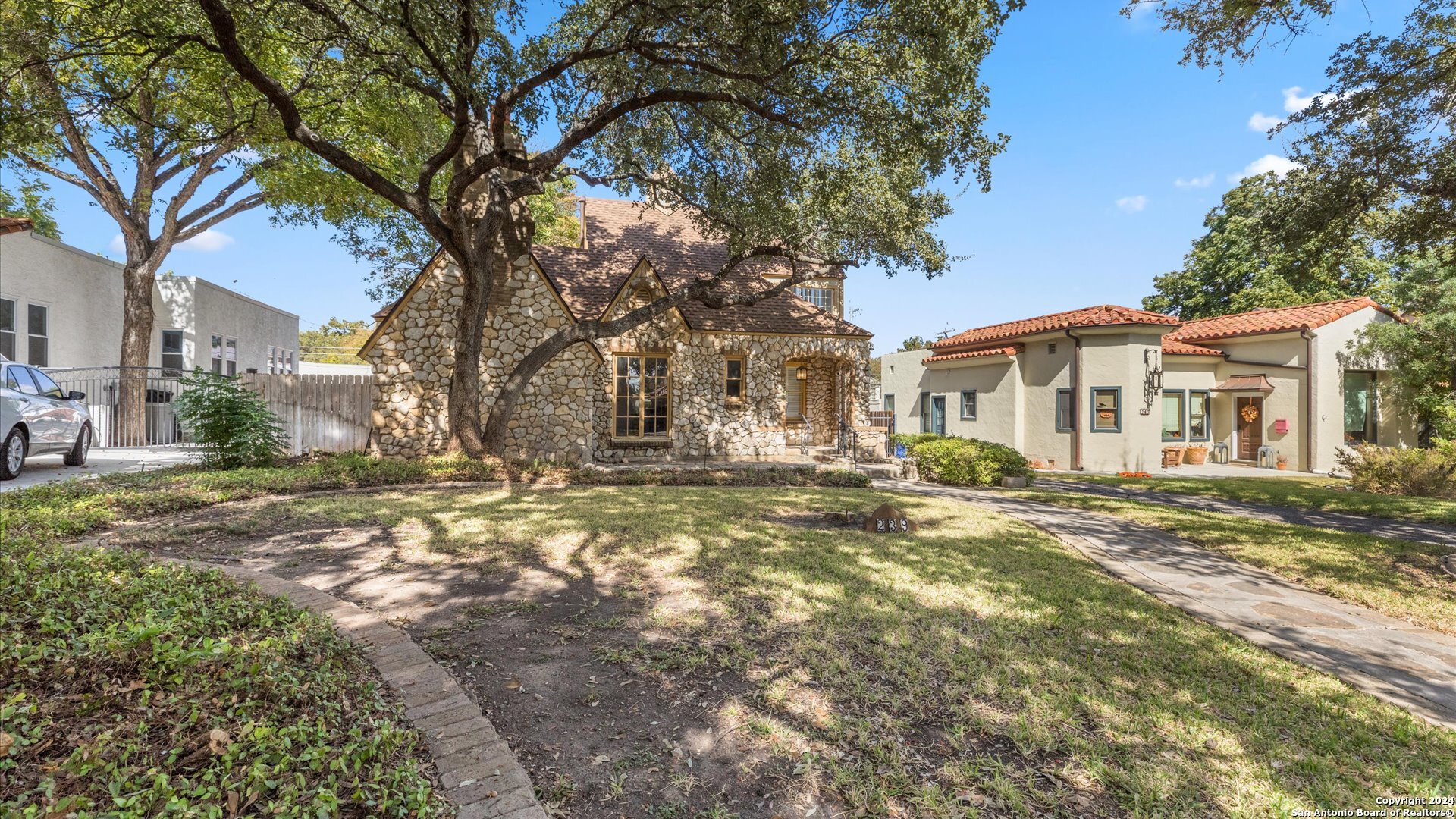 a view of a house with a yard