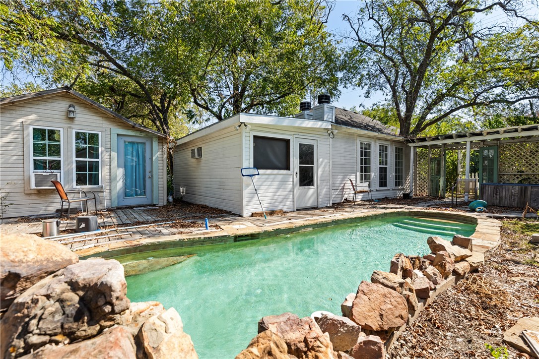 a view of a house with backyard and sitting area