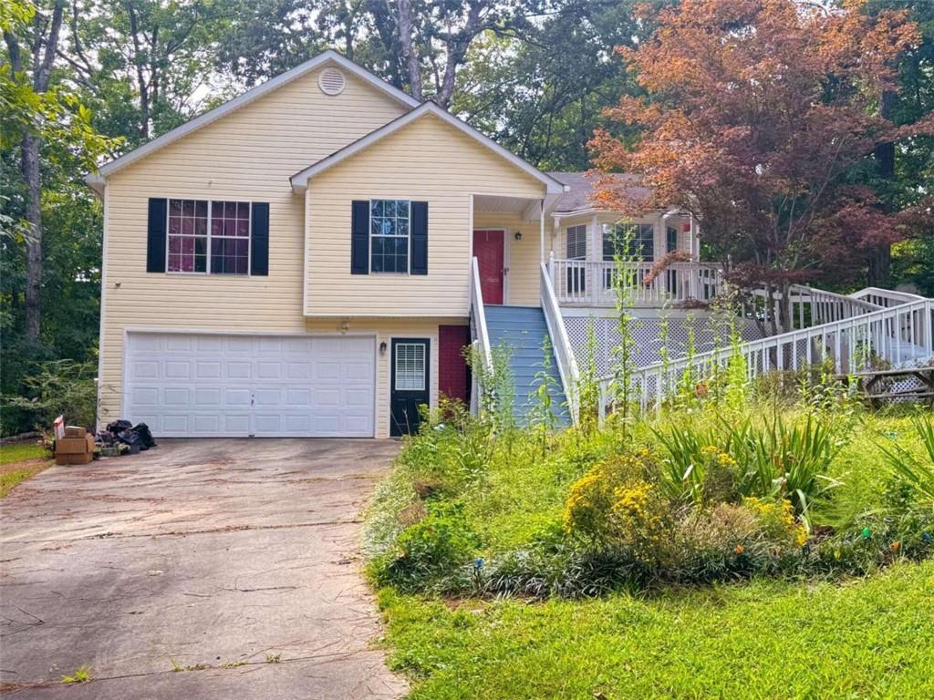 a view of a house with a yard