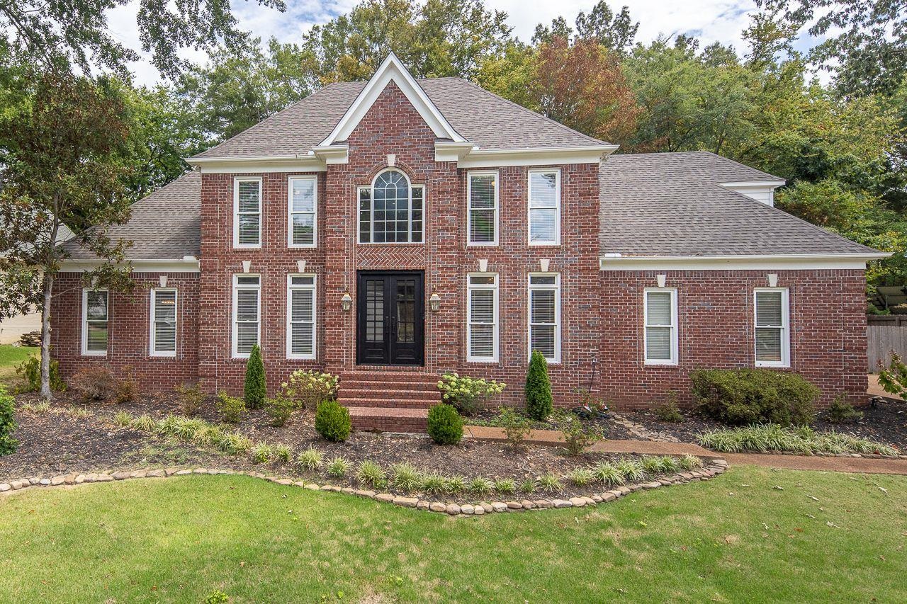 Lovely Williamsburg style all brick home w/3 yr old roof.  Seller just recently had all beds re-landscaped and several gum ball trees removed, stumps included, of course! NO CITY TAXES