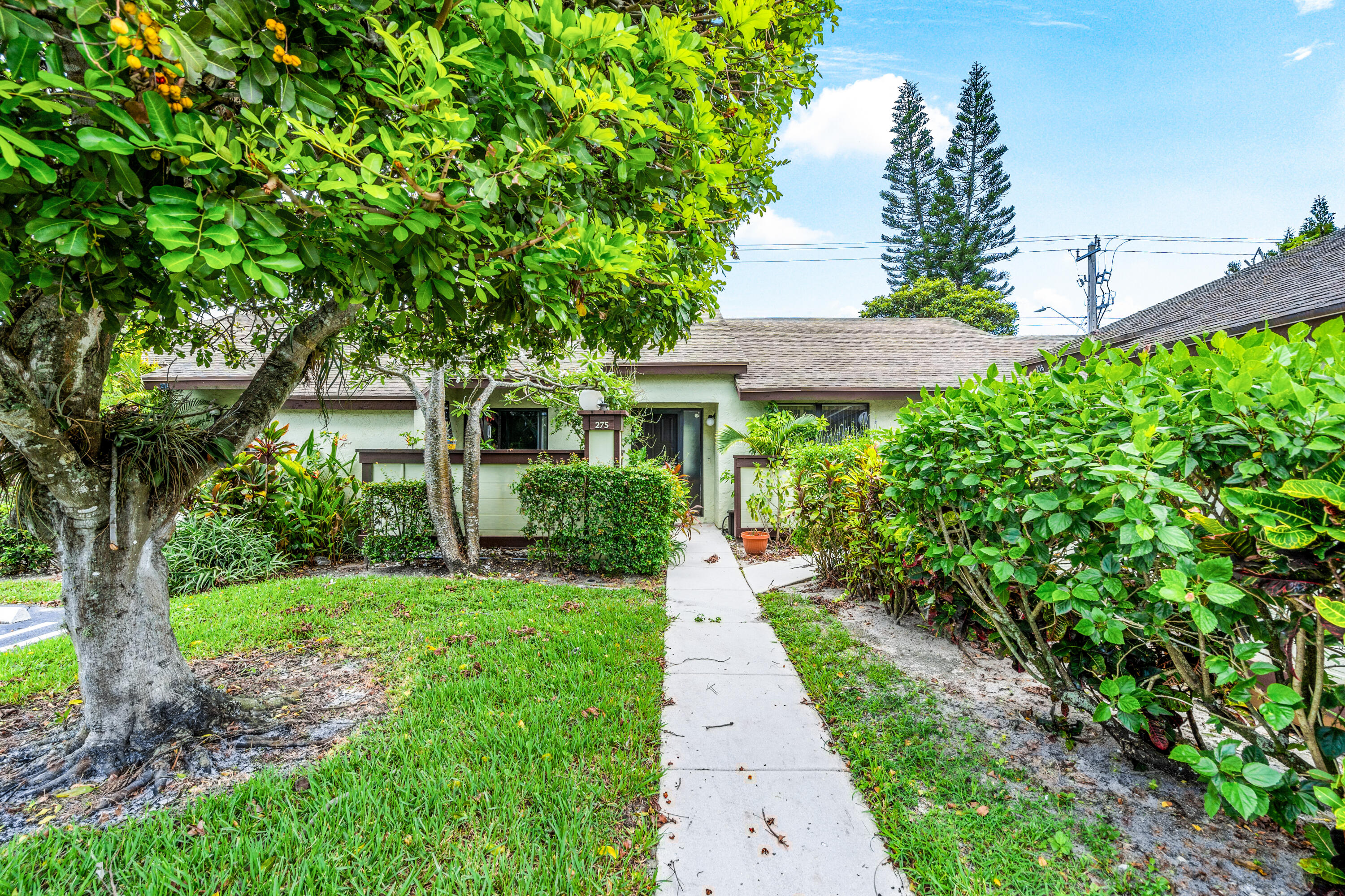 a view of a house with a yard