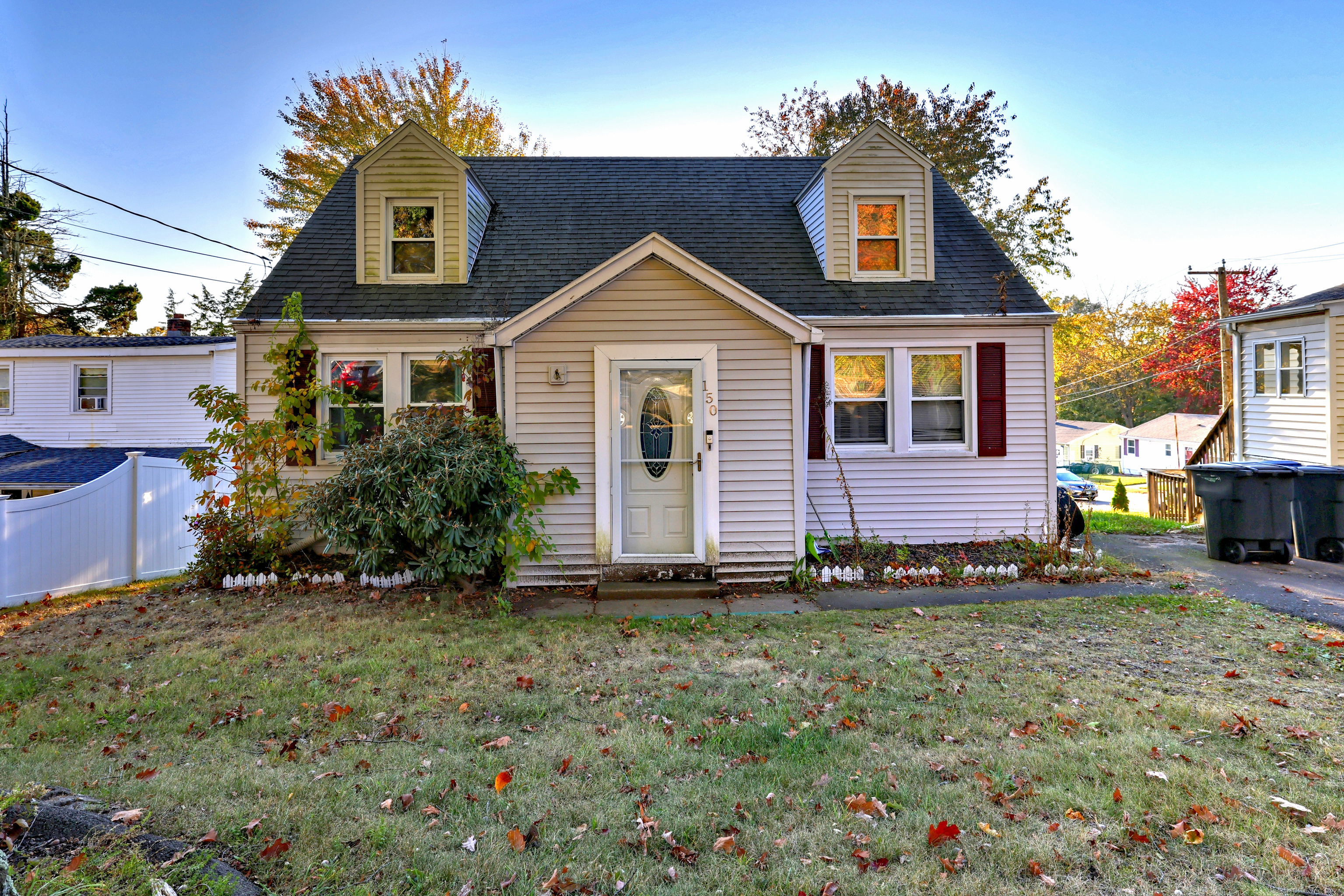 a view of front of a house with a yard