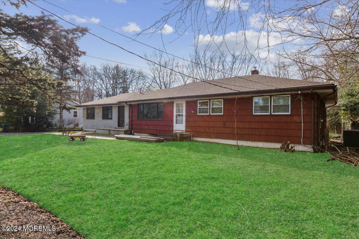 a view of a house with a backyard