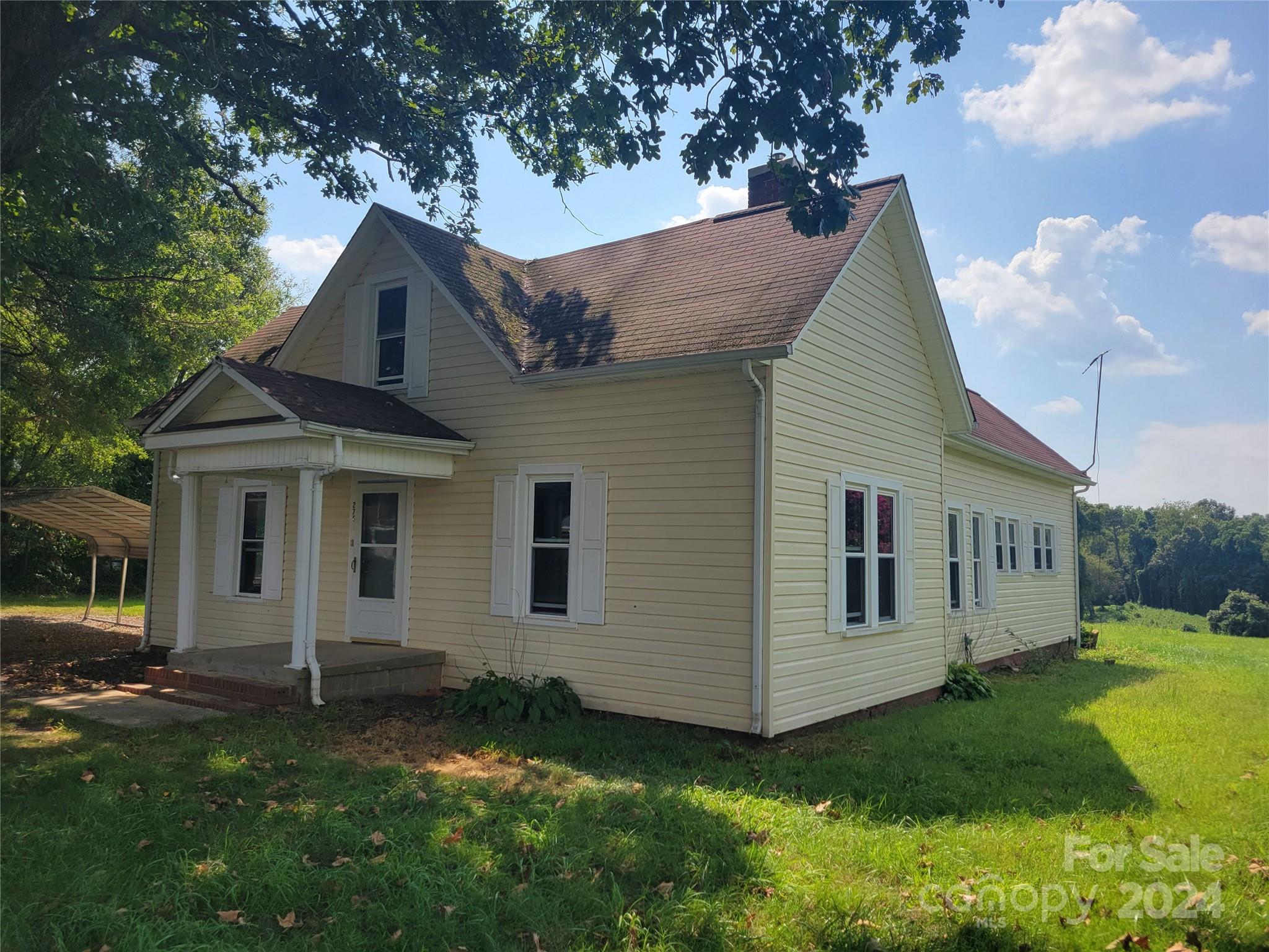 a view of a back yard of the house