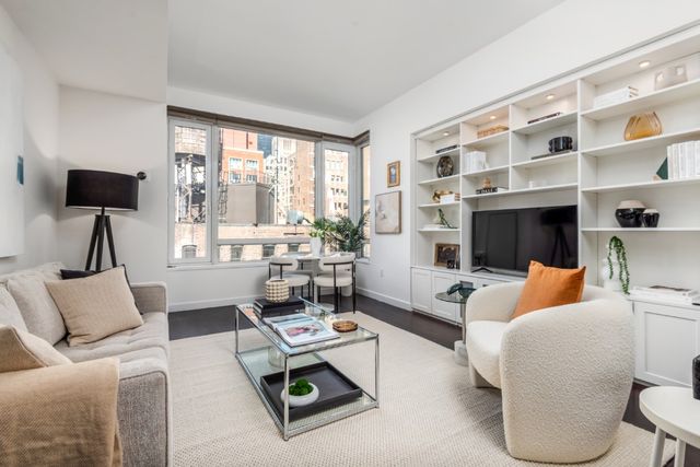 $1,100,000 | 261 West 28th Street, Unit 8F | Chelsea