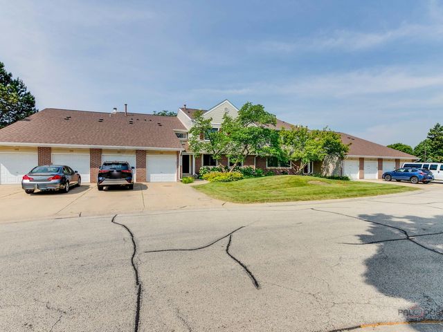 $299,900 | 1082 Pine Tree Circle North, Unit 1082 | Buffalo Grove