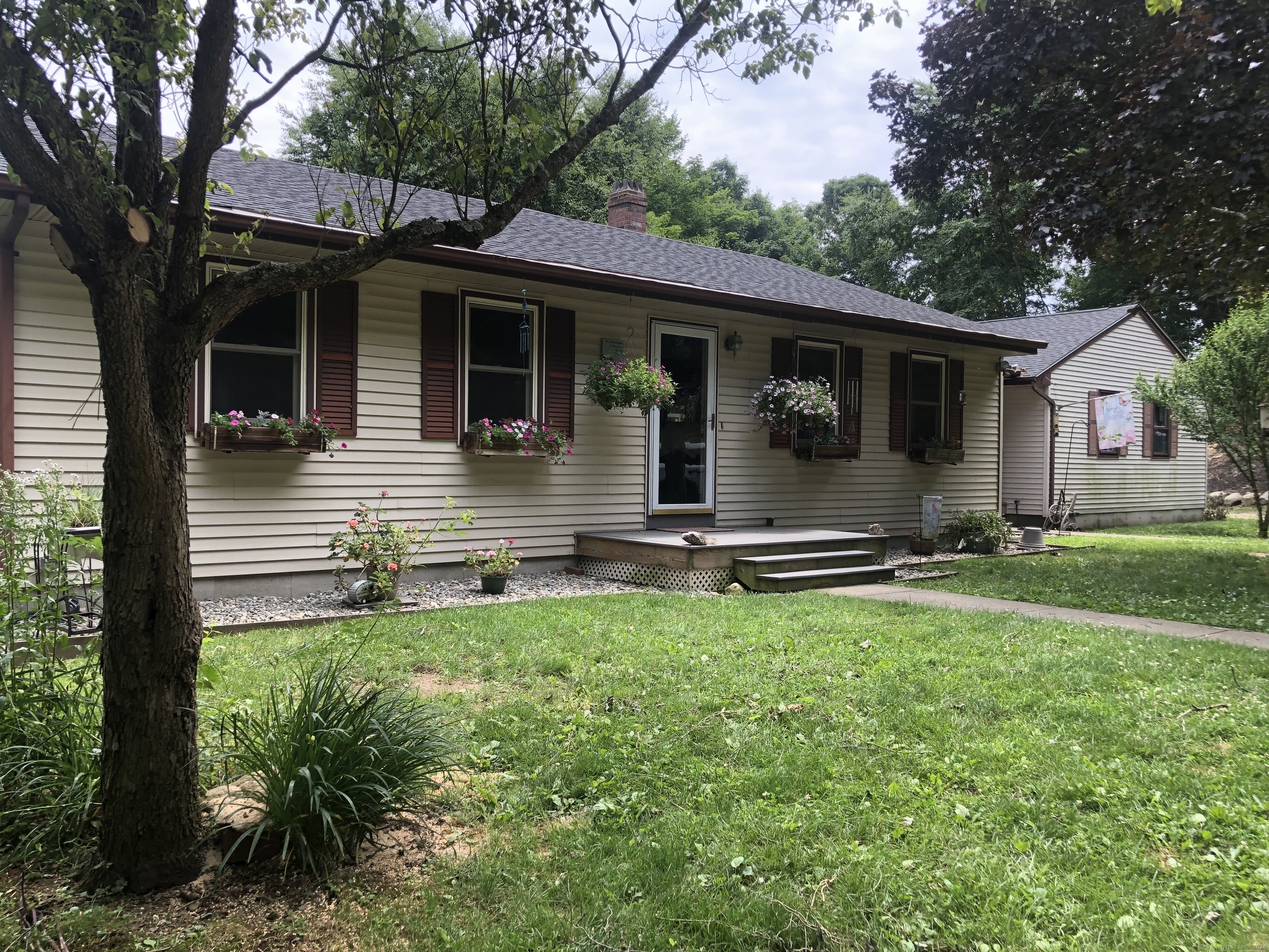 a view of a house with backyard