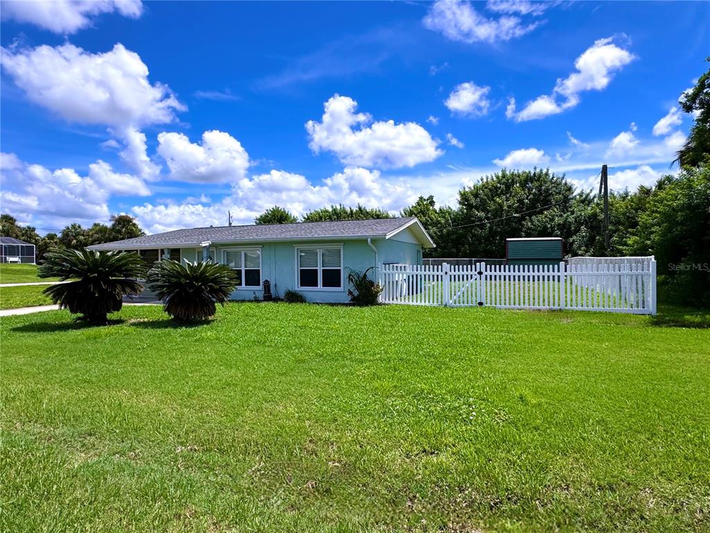 a view of a house with backyard and garden