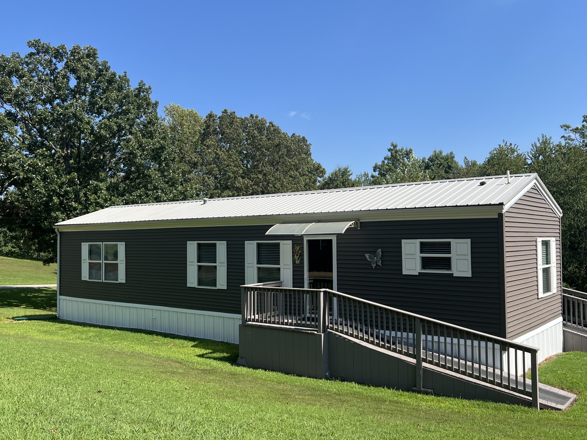 a view of a house with a yard