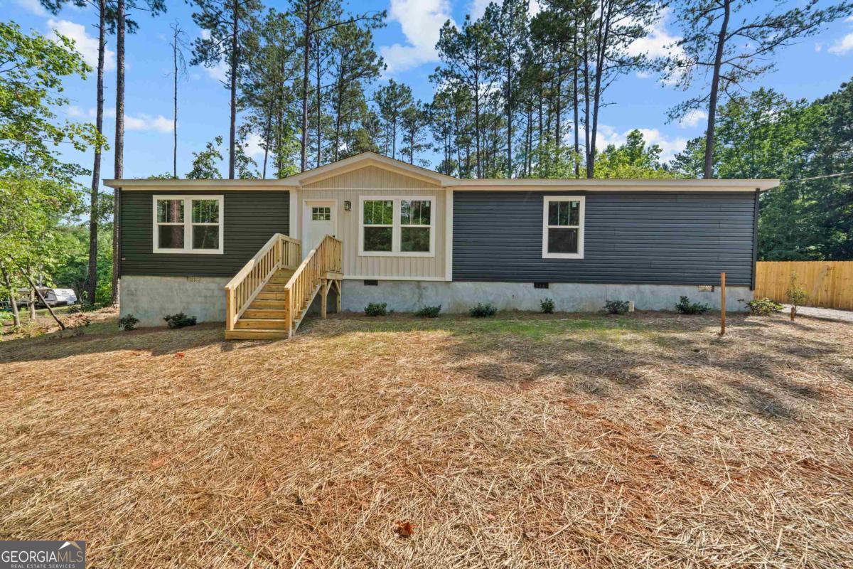 a view of a house with backyard