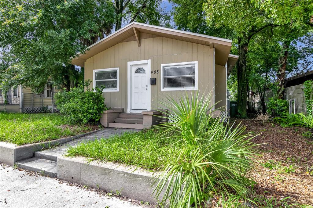 a view of a house with a yard