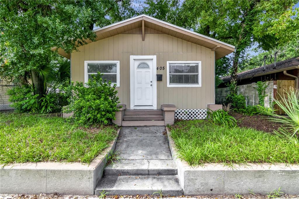 a view of a house with yard and plants