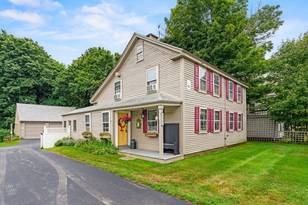 a view of house with a yard