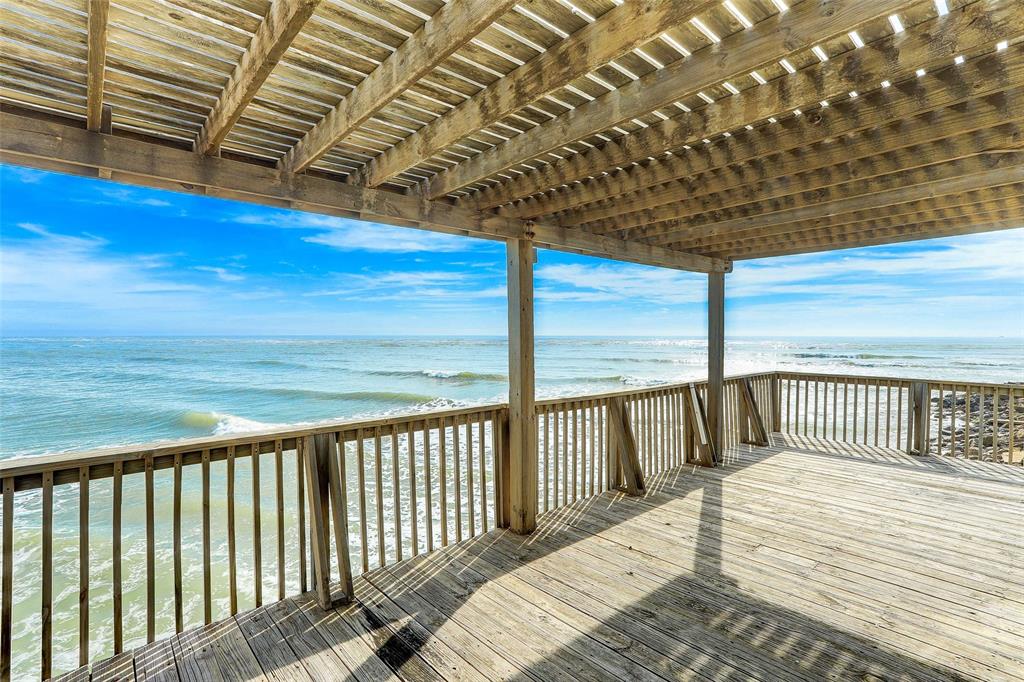 ENJOY THE SWEEPINGOUTDOOR VIEWS ON THISSPACIOUS DECK AREA.