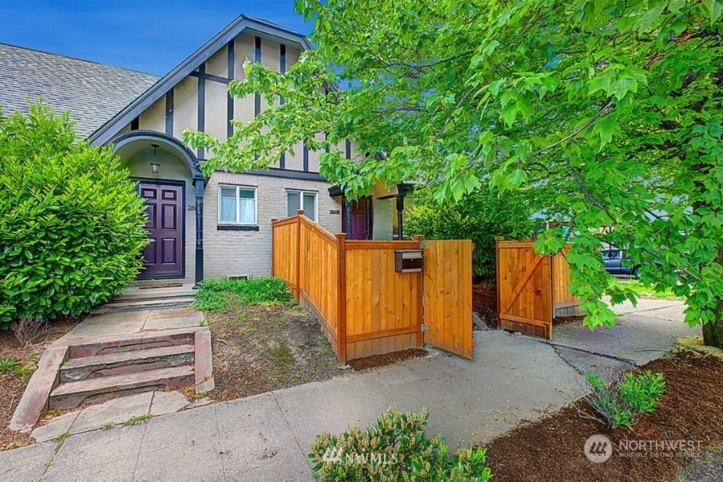 a view of a house with backyard and plants