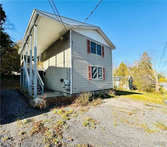 $950 | 3 Upstairs Lathrop Street | West Carthage