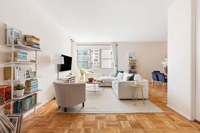 $895,000 | 200 East 58th Street, Unit 16B | Midtown East