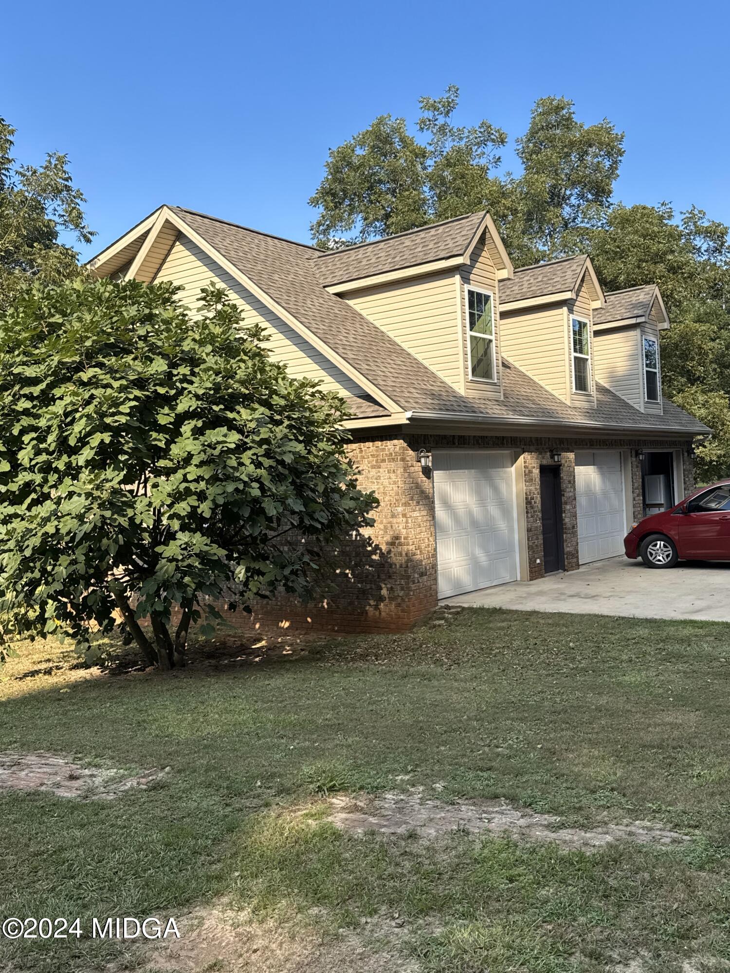 a view of a house with a yard