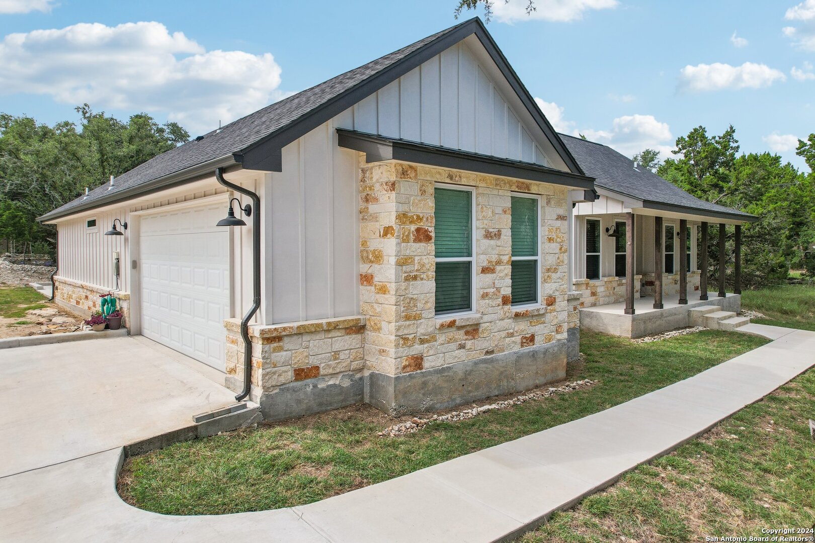 a view of a house with backyard