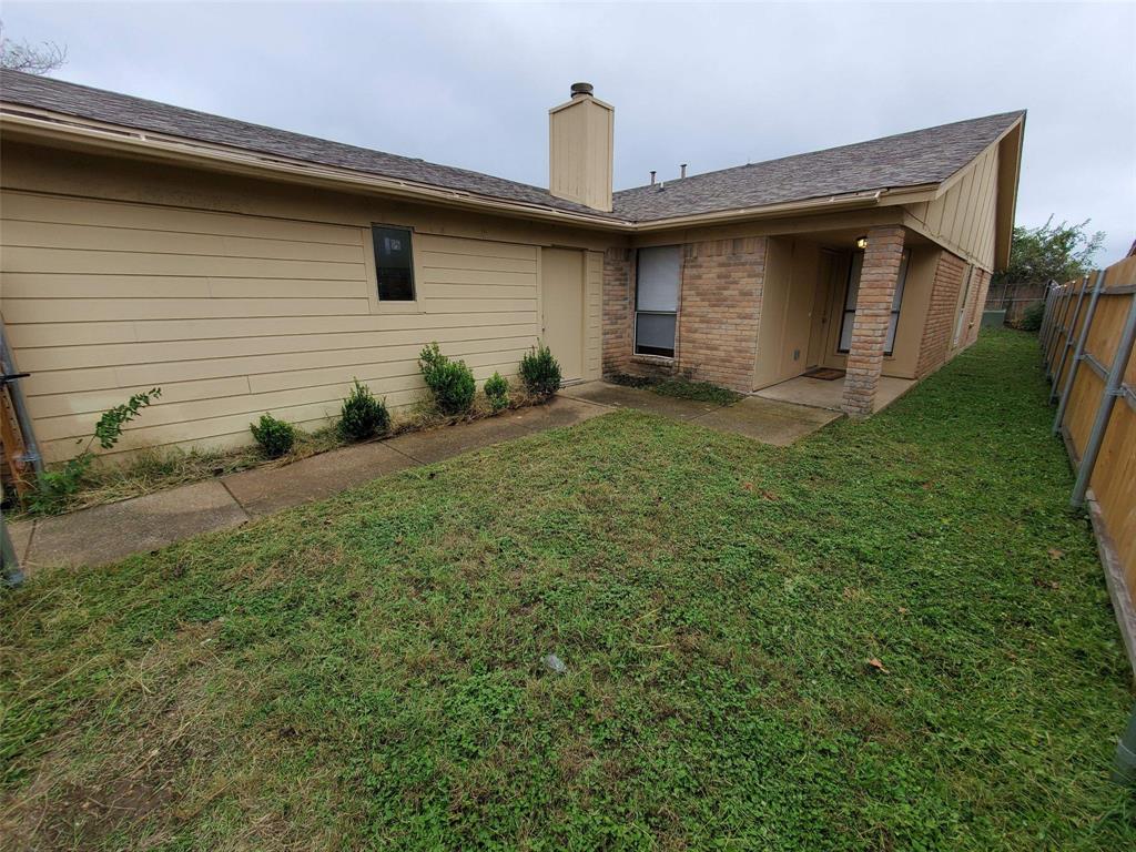 a front view of house with yard