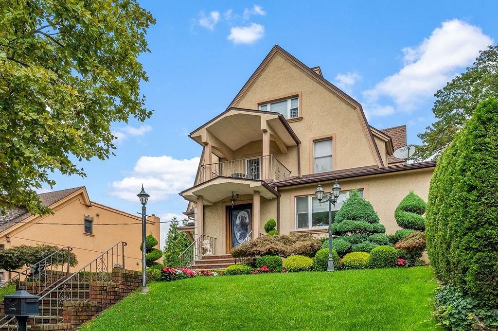 a view of a house with a yard and plants