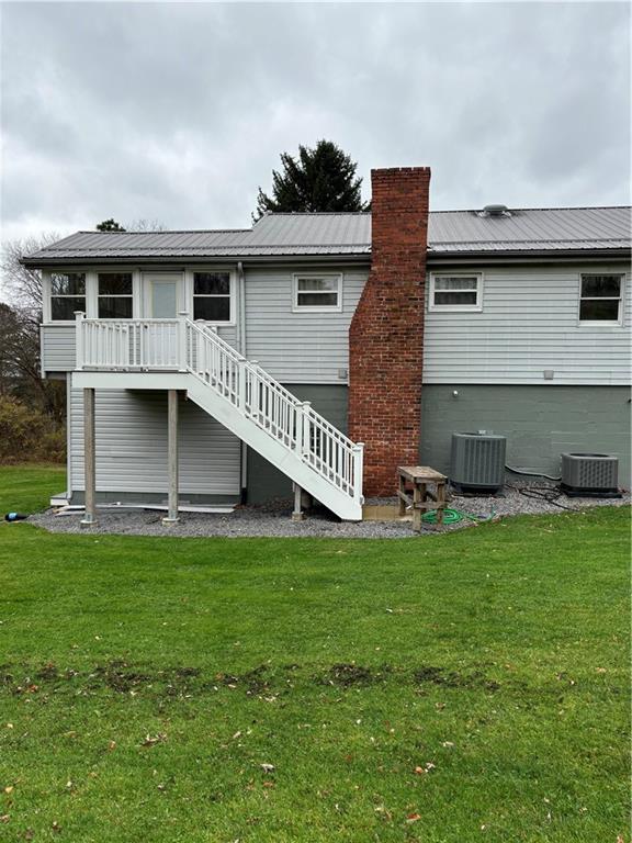 a view of a house with a backyard