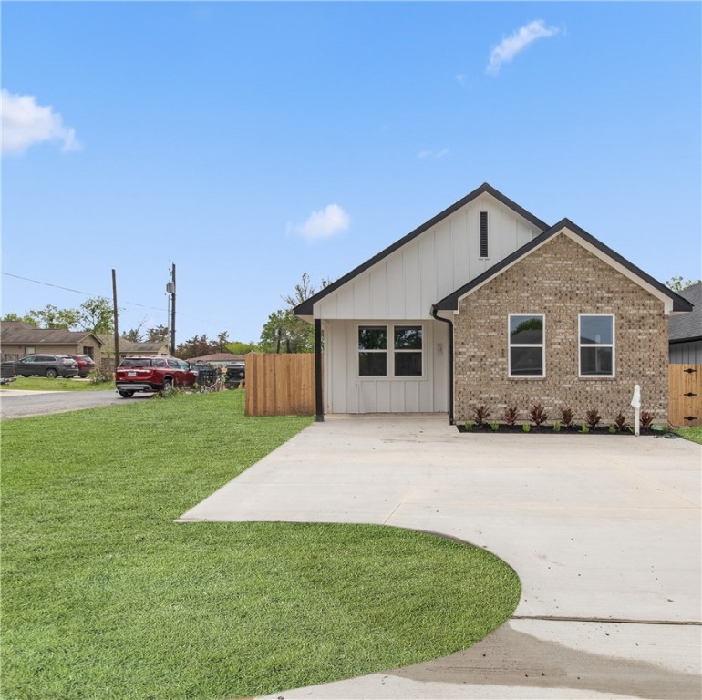 View of front of house featuring a front lawn