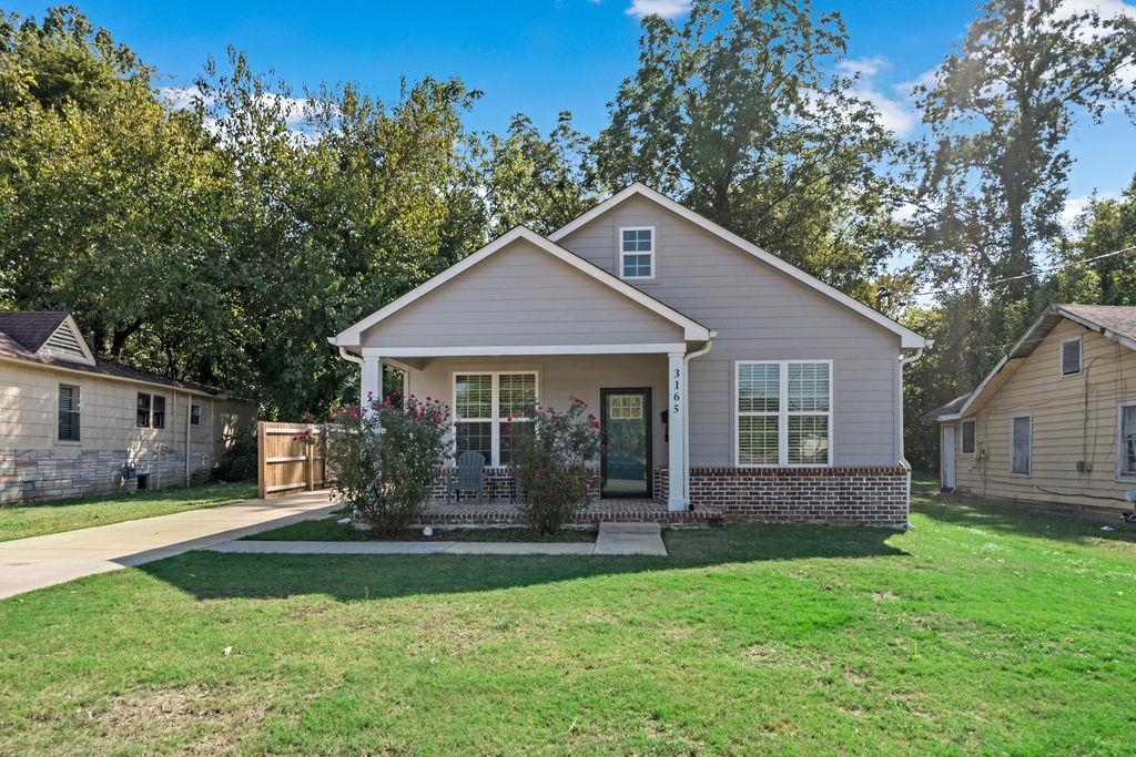 View of front of house featuring a front yard