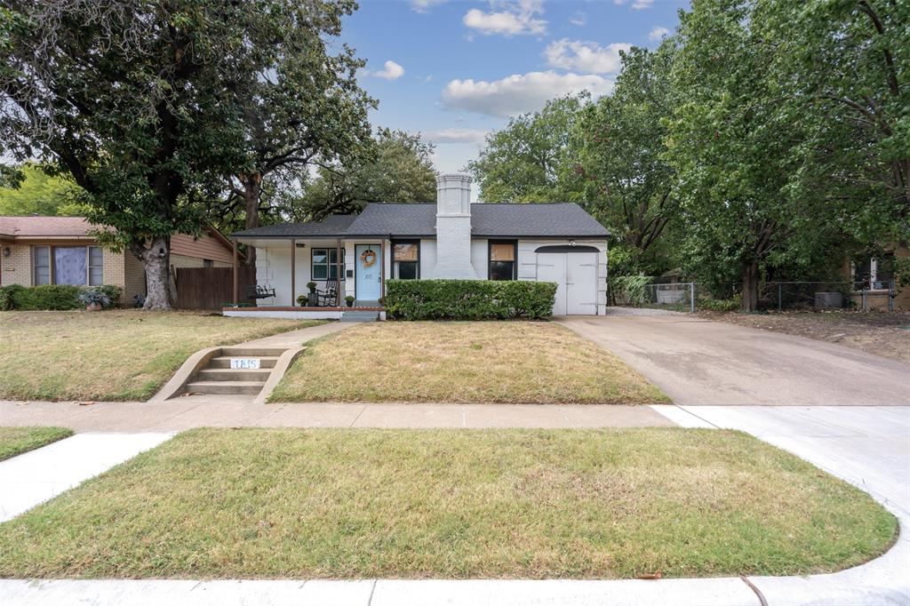 a view of a yard in front of house