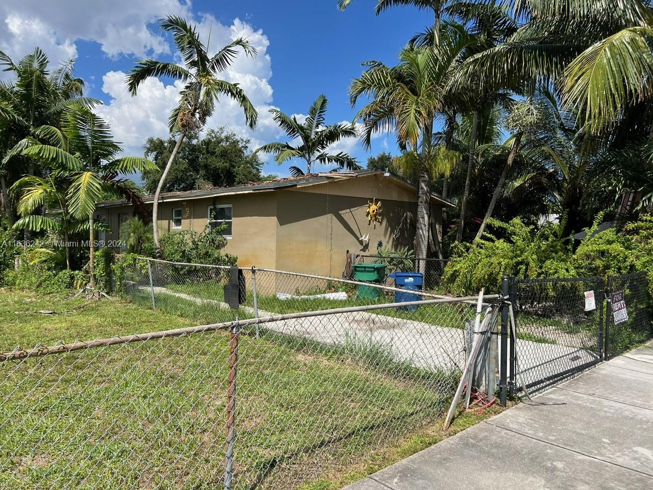 a view of a backyard