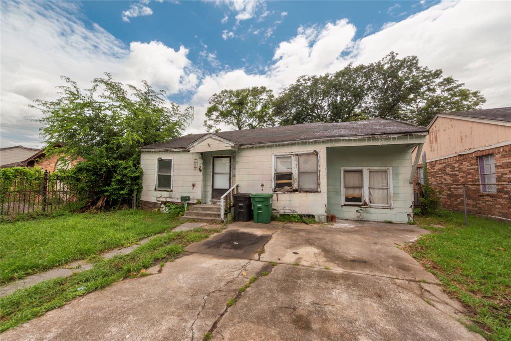 a view of a house with backyard and a garden