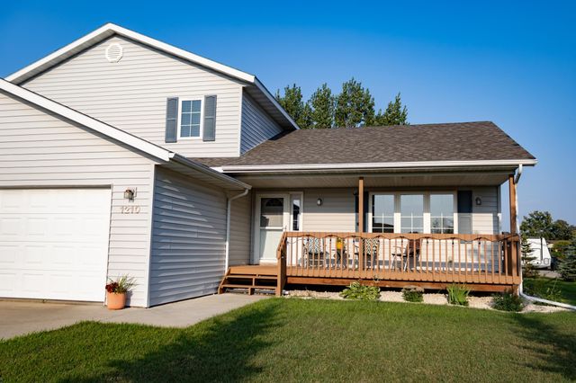 $325,000 | 1210 Somerset Drive | Thief River Falls