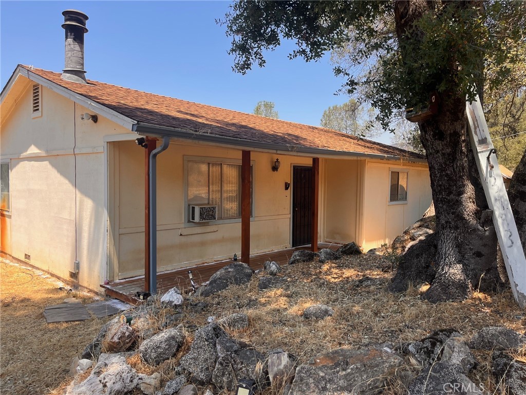 a view of backyard of the house