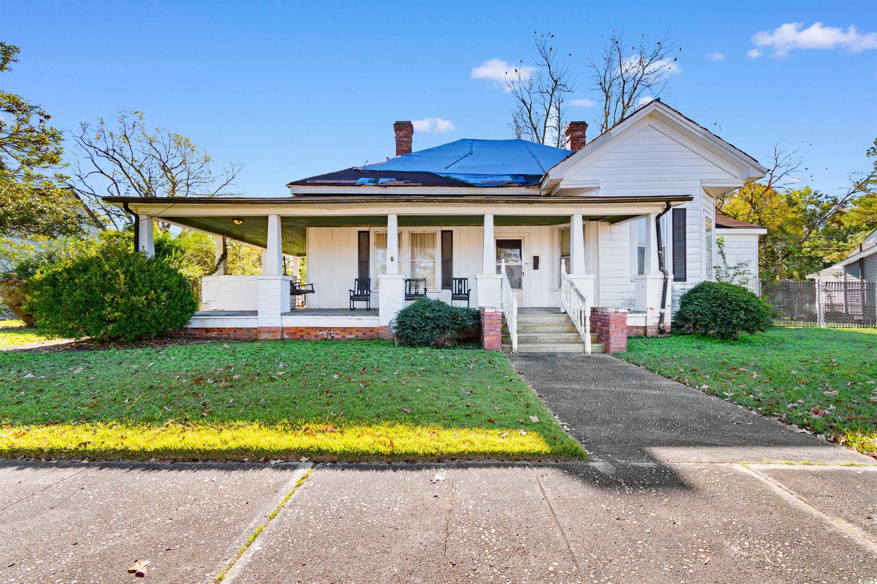 View of front of property featuring a front lawn,