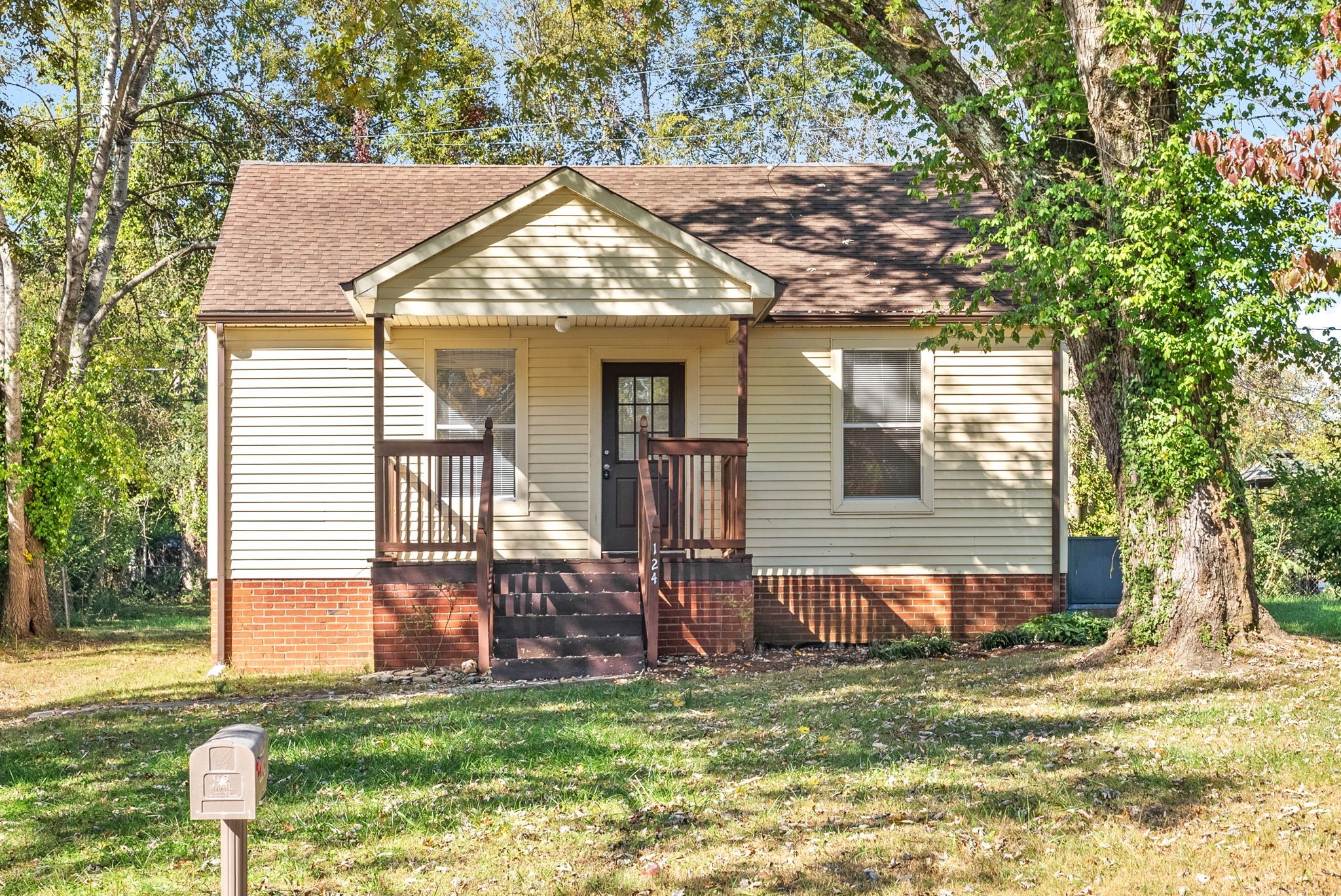 a view of a house with a yard