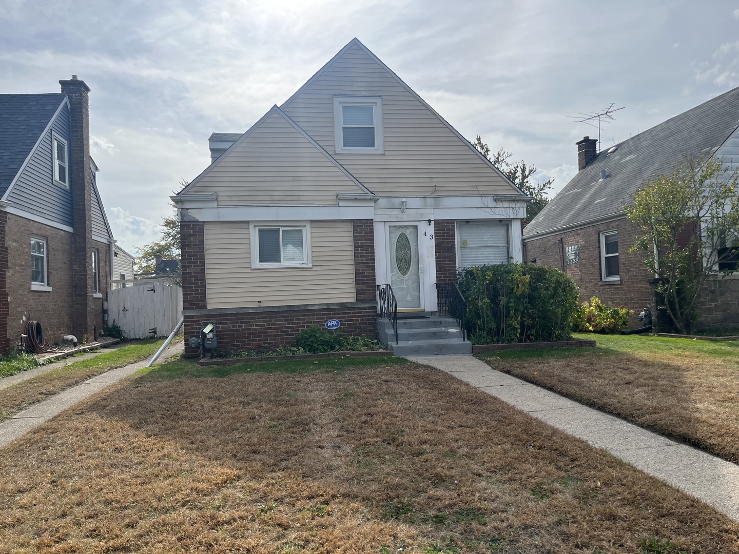 a view of a yard in front of a house