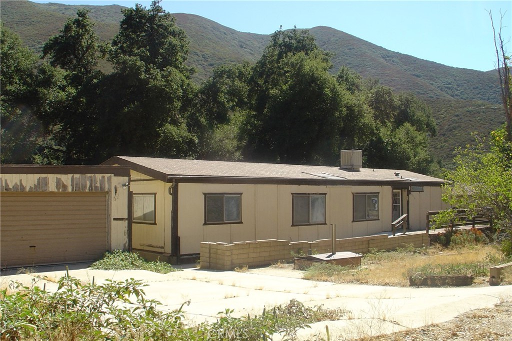 a view of a yard in front of a house