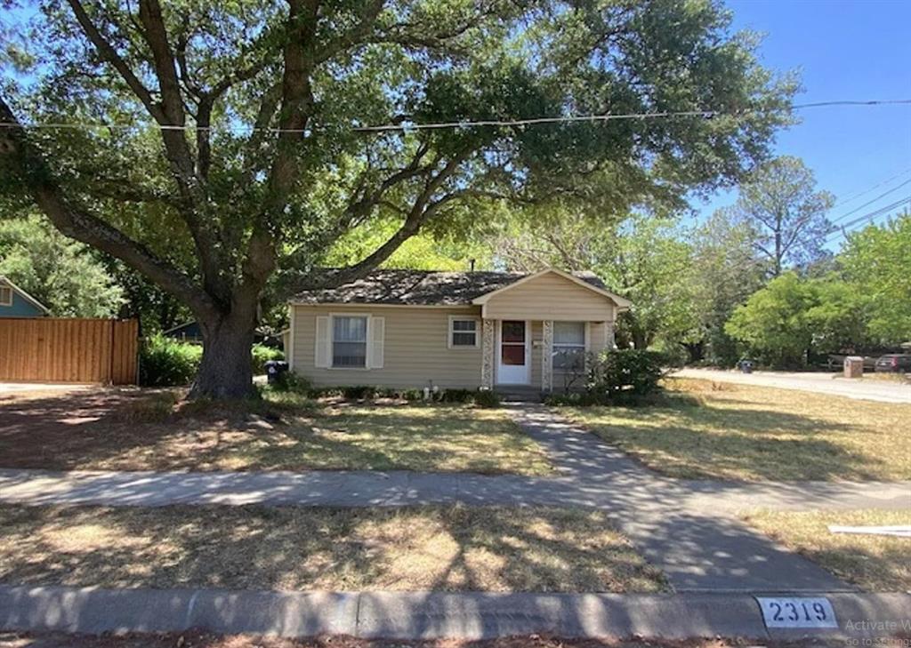 a view of a house with a yard