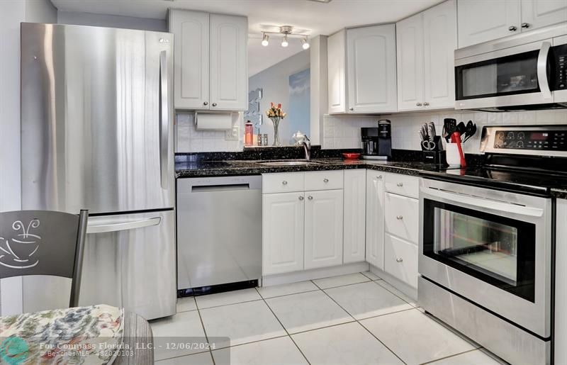 UPGRADED STAINLESS APPLIANCES