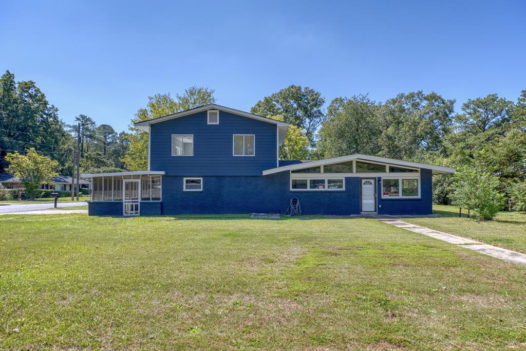 a view of a house with a yard