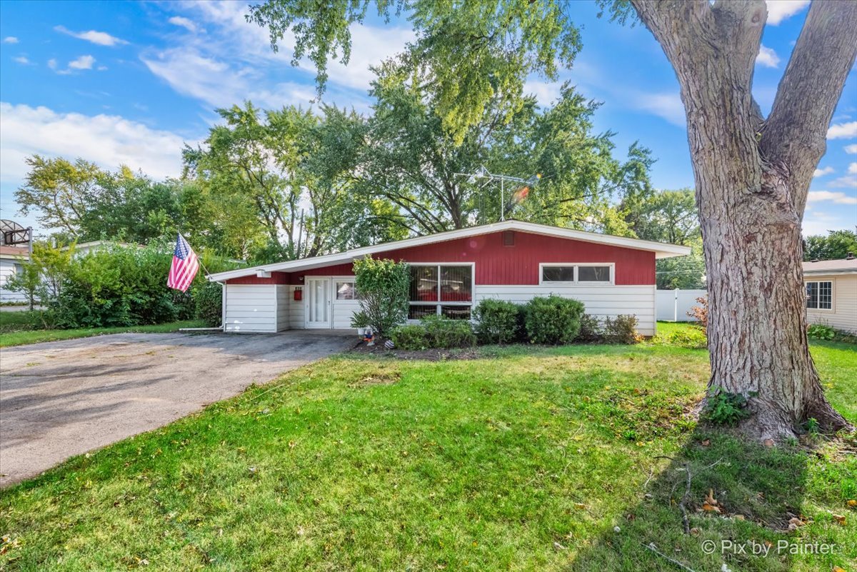 a view of a house with backyard and garden