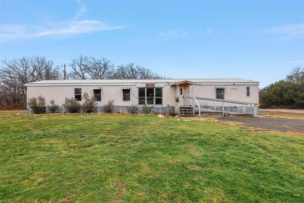 a view of a house with a backyard