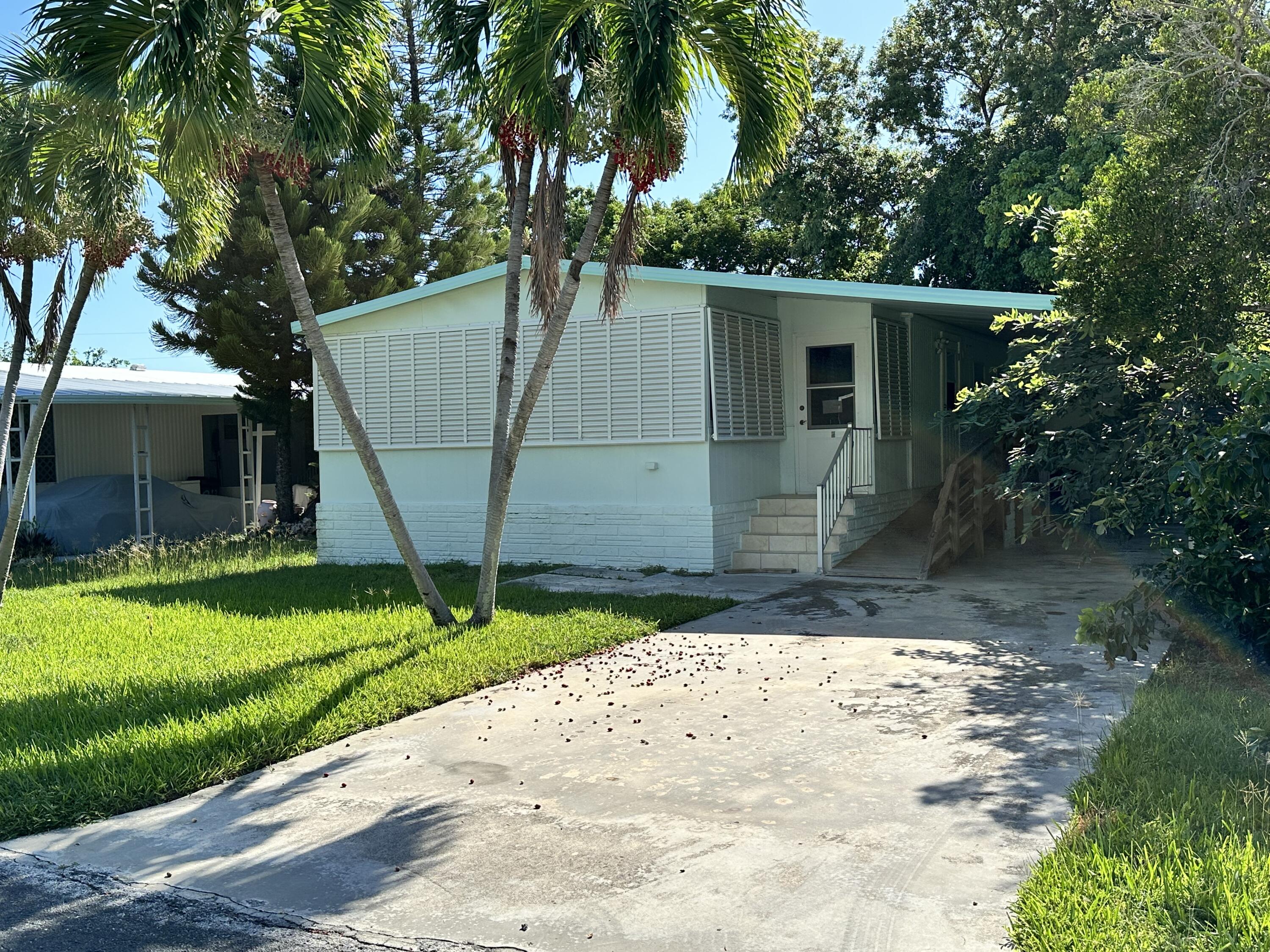 a view of a back yard of the house